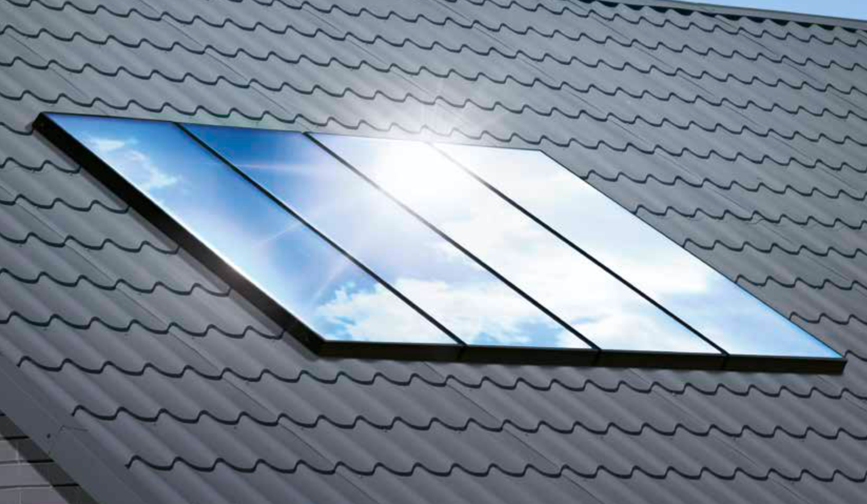 In ein Dach integrierte Viessmann-Vitosol-Solarkollektoren