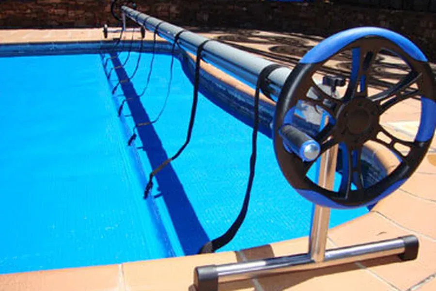 Cover roller for private pools