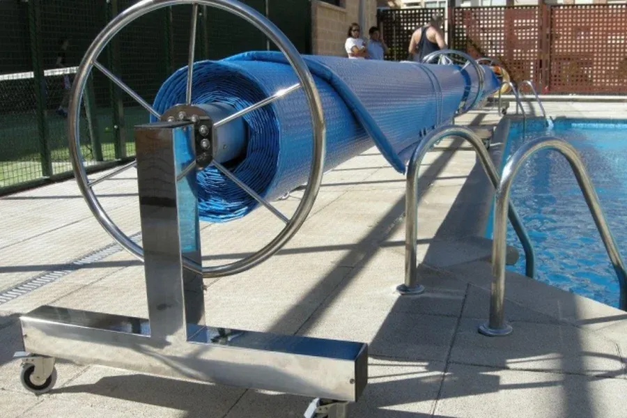 Cover roller for public pools