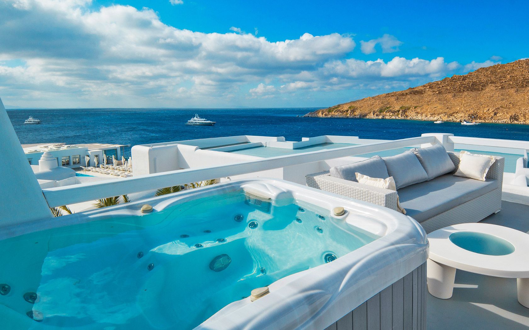 Passion-Spas-Whirlpool auf einer Terrasse mit Meerblick